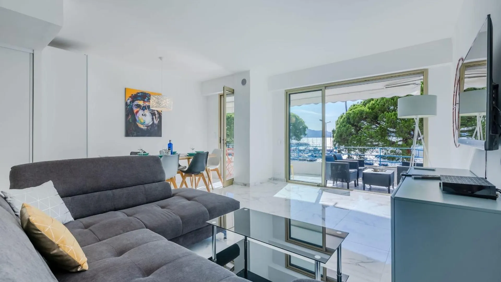 90M On The Croisette With Terrace & Sea View location